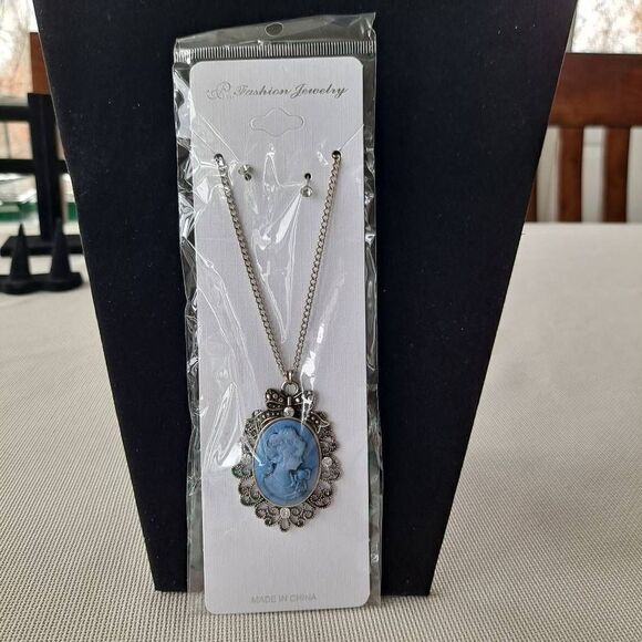Cameo Necklace and Earring Set - Picture 8 of 8